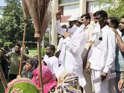 करनाल में नगरपालिका कर्मचारियों ने झाडू उठाकर प्रदर्शन किया:कच्चे कर्मियों को पक्का करने की मांग, सरकार पर वादाखिलाफी का आरोप